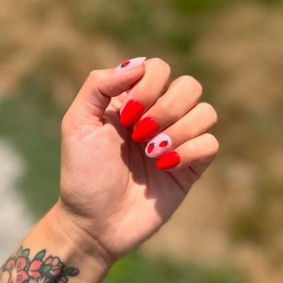 nail art rosso fragola